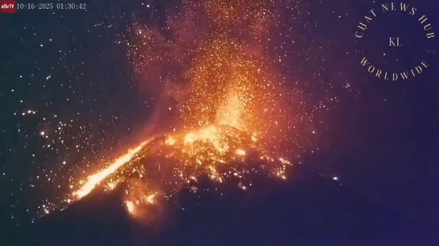🌋 Эффектное ночное извержение вулкана Фуэго в Гватемале