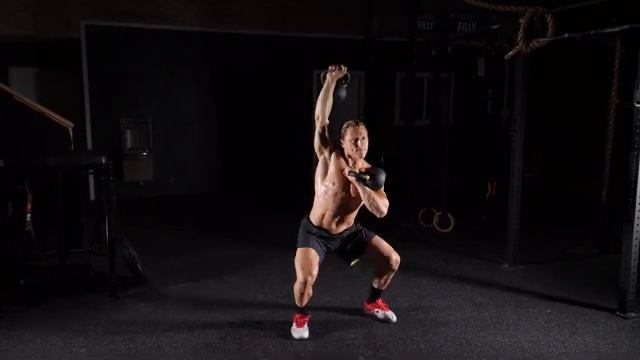 Приседания с гирей над головой удерживая одну гири фронтально / Kettlebell Mixed Rack Overhead Squat смотреть онлайн