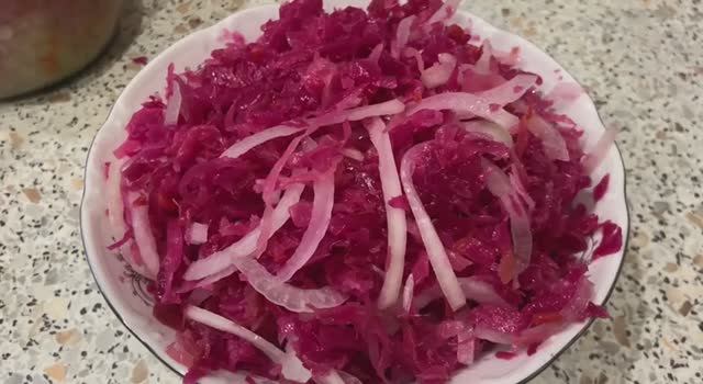 Салат из квашеной капусты со свеклой смотреть онлайн