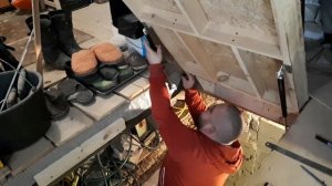 Установка газовых упоров на люк в подвал