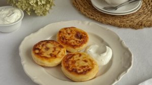 Как приготвить сырники с изюмом?