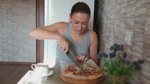 Пирог на сковороде на кефире из доступных продуктов