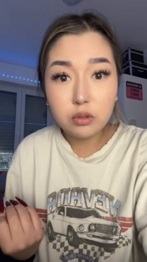 Китайка ест сабак