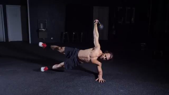 Планка звездой с гирей / Kettlebell Star Plank смотреть онлайн