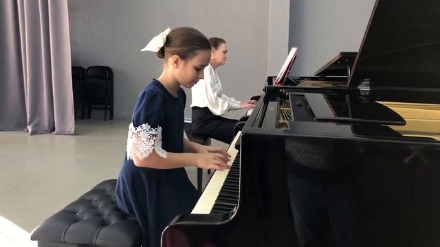 Василиса Сухомлинова играет на  гала-концерте  межрегионального конкурса  «Играем с оркестром».