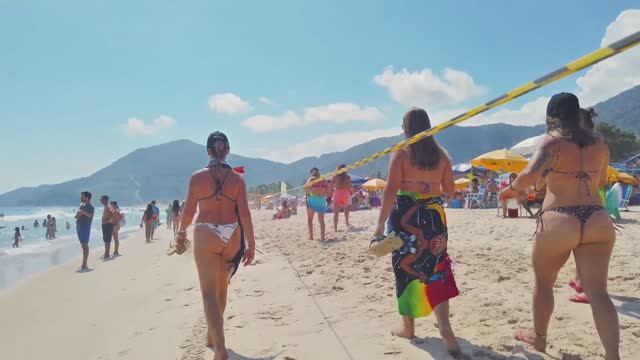 Пляжная прогулки по Рио .Красивые девушки в бикини 👙 смотреть онлайн