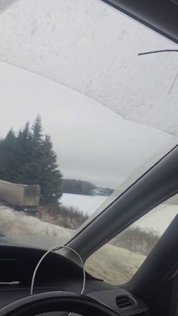 Большегруз съехал с дороги из-за погодных условий