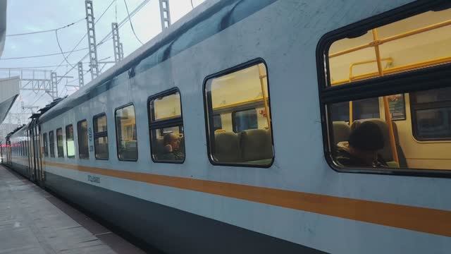 Электропоезд ЭП2Д-0068 N°6186 ЩЕРБИНКА-ТУШИНСКАЯ, НА ПЛАТФОРМЕ ЩУКИНСКАЯ смотреть онлайн