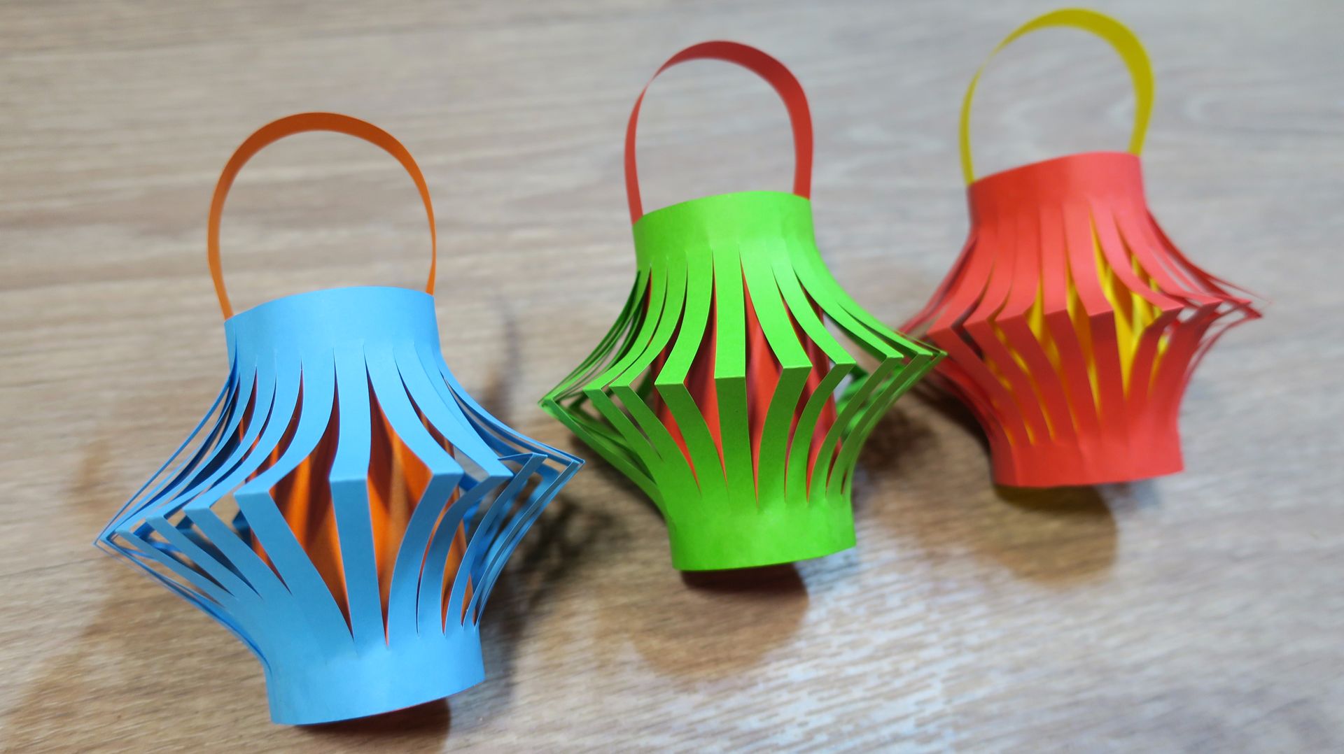 Как сделать фонарик из бумаги. Новогодний фонарик из бумаги. Фонарь из бумаги. Поделка на новый год смотреть онлайн