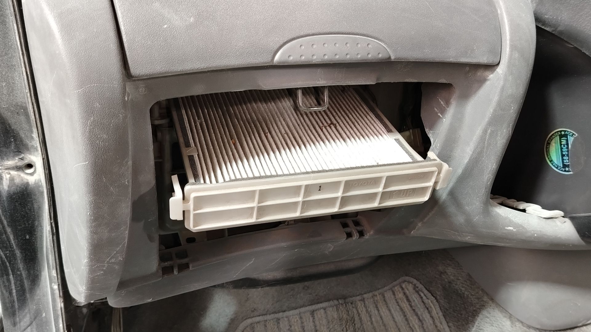 Как поменять салонный фильтр Toyota FunCargo 🛺☃️🔥