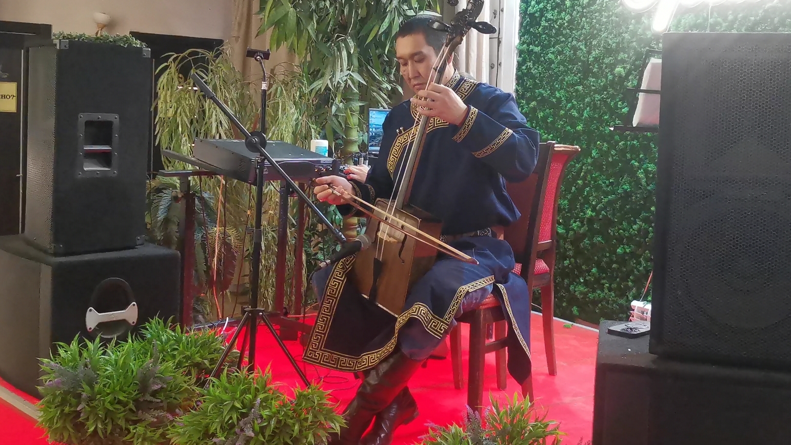 Игра на морин хуур. Очень красиво и пронзительно! смотреть онлайн