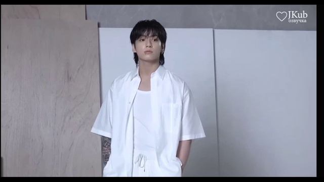 [ОЗВУЧКА JKUB] (Jung Kook) GOLDEN Jacket Shoot Sketch смотреть онлайн