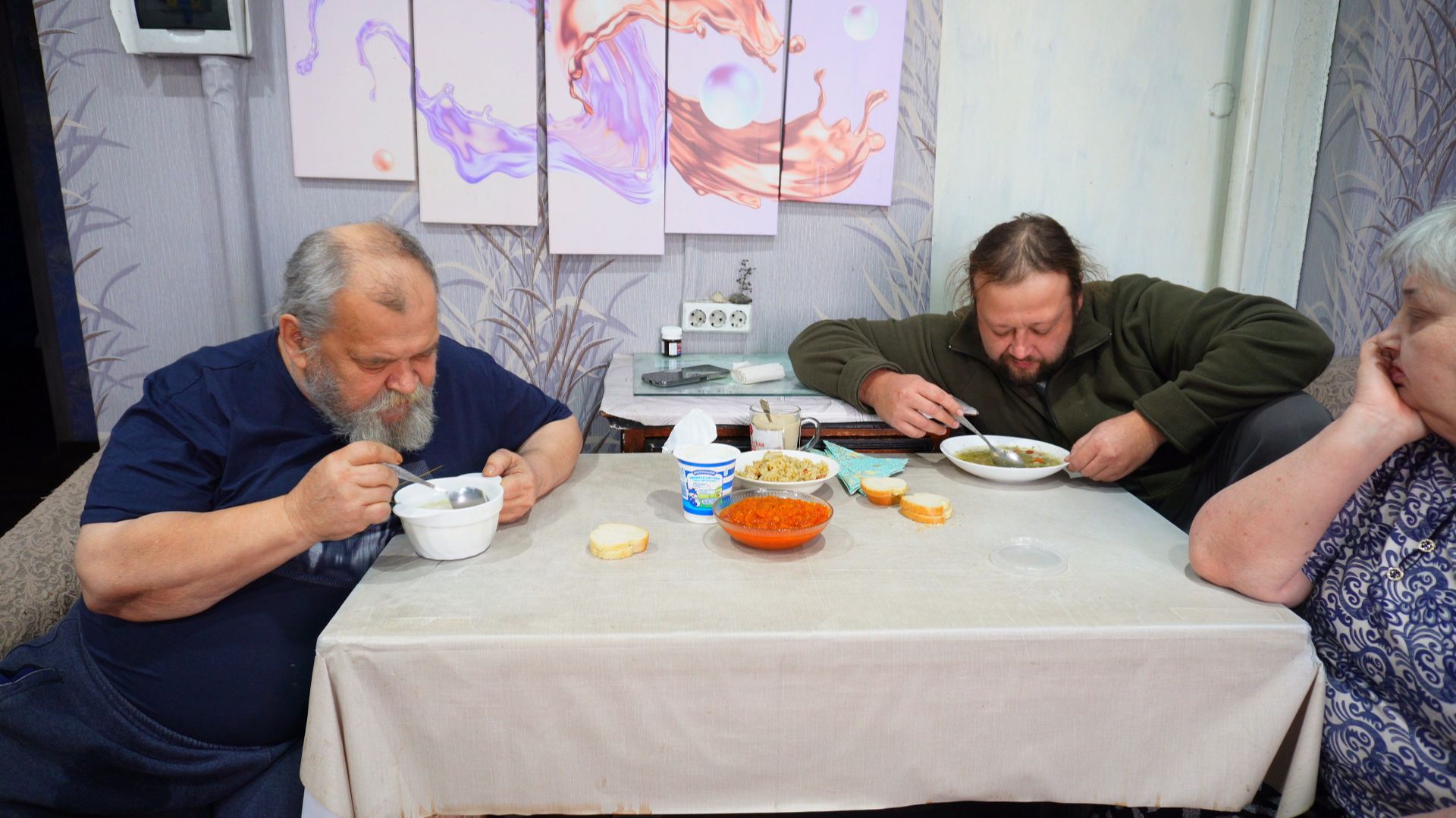 Мои мужики наработались за день в поле и проголодались ПОДВАЛ ИЛЬИЧА жизнь вдали от города смотреть онлайн