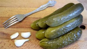 Беру солёные огурцы и готовлю гениальный салат! Вкусный рецепт из простых продуктов!