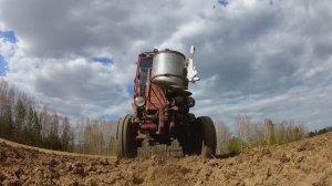 Т-25 с разбрасывателем.  Самодельный РУМ с электроприводом. Посев сенокосных трав весна 2024г.