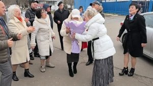 Николай от подписчиц Людмилы и Светланы передаёт цветы... 15.11.25...