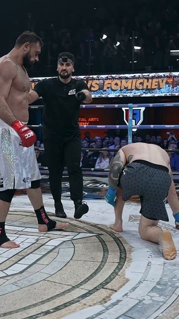 Момент ПЕРЕЛОМА ноги — Гаджи сносит Фомича на RCC смотреть онлайн