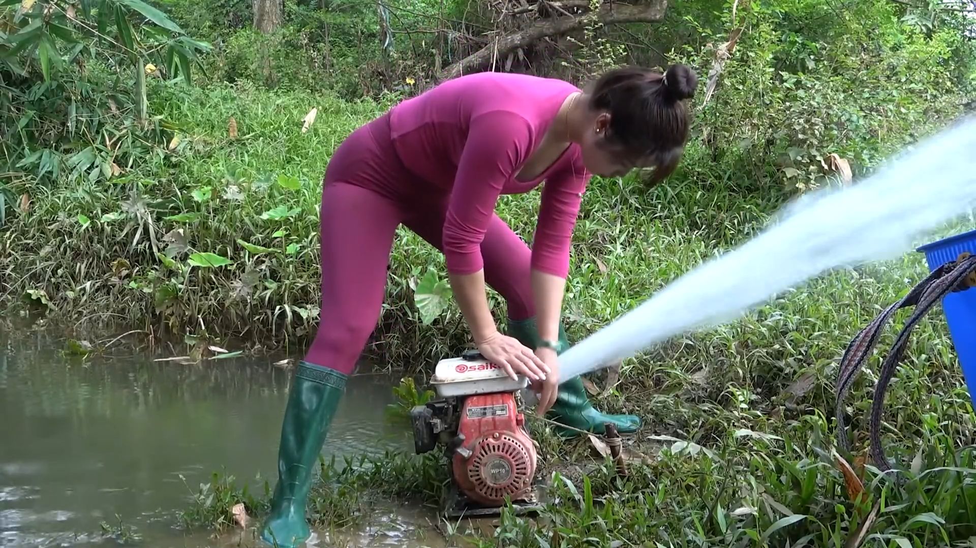 Ловля рыбы осушением пруда. Уникальный улов крупных рыб в дикой природе. Жизнь во Вьетнаме смотреть онлайн