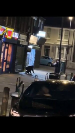 #Англия Лондон, офицер полиции провел задержание неадекватного мужчины