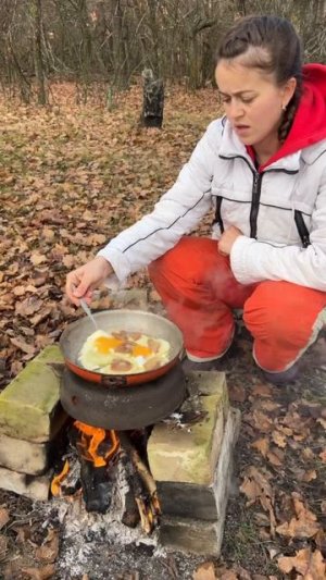 Сегодня в воскресный завтрак готовлю яичницу с салом на огне