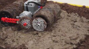 Грязевой тест LEGO: 4 внедорожника LEGO против грязевого холма!