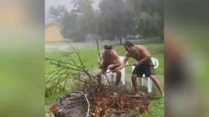 Разведение костра под дождем Making a fire in the rain