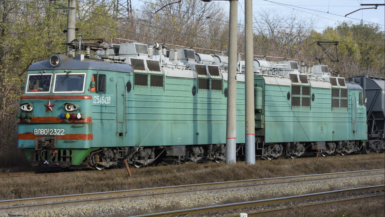 Электровоз ВЛ80с-2322 с новенькими хопперам и идёт на Юг смотреть онлайн
