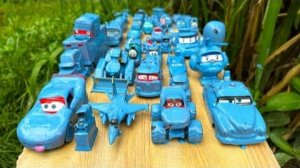 Приводите в порядок заляпанные грязью мини-машинки и автоколонны disney🏎🚗🚚! Поиграйте в саду