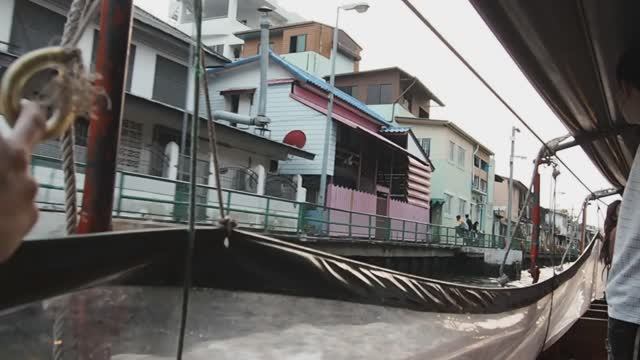 На скоростном катере по каналу Сэнсэп (Saen Saep), в Бангкоке, Таиланд. смотреть онлайн