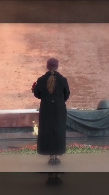 Во время визита в Москву.
Ветеран армии США возложила цветык «Могиле Неизвестного Солдата». смотреть онлайн