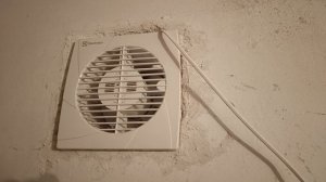 Как в туалете сделать вытяжную вентиляцию дëшево и сердито, бонус в конце видео