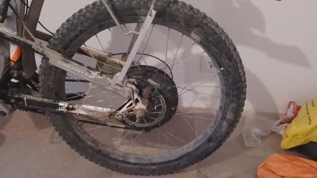 Переспицовка моторколеса Замена дохлых спиц 14g sapim Правка кривого обода смотреть онлайн