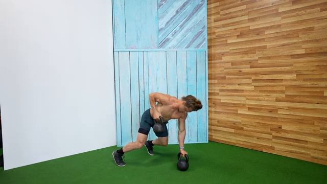 Тяга ренегата с двумя гирями в позиции медведя / Alternating Quadruped Plank KB Row смотреть онлайн