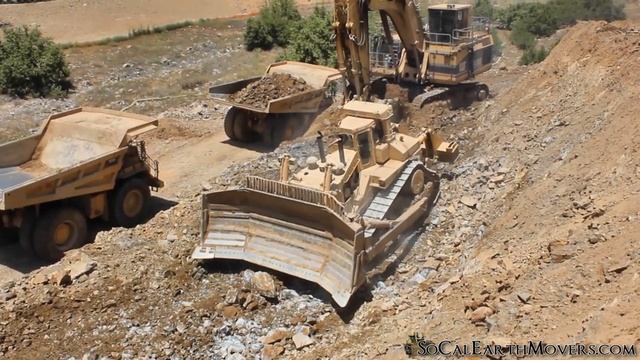 CAT D11N бульдозер рыхлит горную породу для экскаватора 5130B. смотреть онлайн