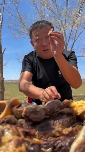 Позвал друзей на пастбище и угостил жирным свежим мясом.