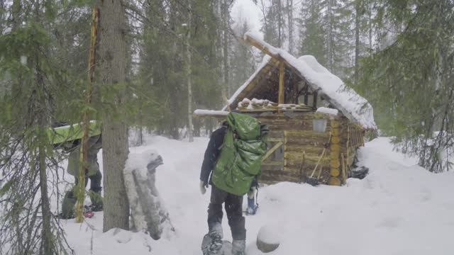 Поход в лес с девчонками в избу. Часть 1. ❄️ Апрельское безумие. ️ Добрые походы. смотреть онлайн