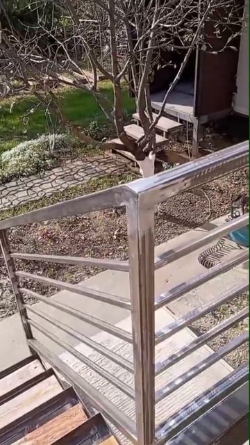 переделываем входную группу. Установка перил и их покраска