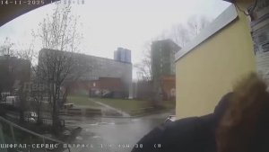 Бухой отец-неадекват жестоко избил дочку возле подъезда на Урале и швырнул её об стену