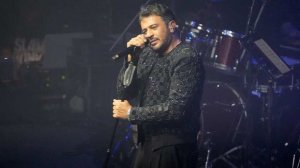 Турецкий певец и актер Алтуг спел "Дорогой длинною" на концерте в Москве