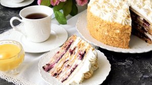 Торт «Медовик» с чёрной смородиной