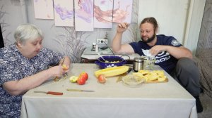 Дружная семья всегда готовит вместе ПОДВАЛ ИЛЬИЧА на кухне мама папа и сынок