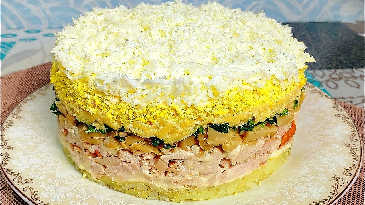 Слоёный салат с курицей — главное украшение праздничного стола. смотреть онлайн