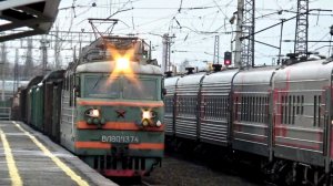 ВЛ80с-1374 с грузовым поездом