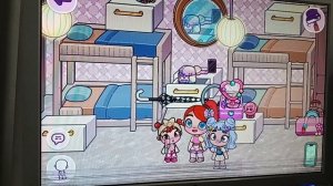 Алиса и Анита встали , оделись и пошли чистить зубы. Аватар ворлд