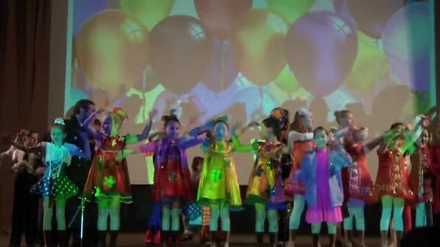 Выступление Александра Новикова перед детьми 23 февраля 2016 года с песней "Лето"