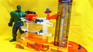 Супергерой Халк играет в Машинки гоночки.Мстители.Марвел.Игрушки для детей.Супергерои.Машинка.