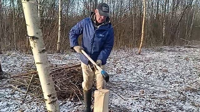 как Мужчина колет дрова смотреть онлайн