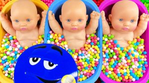 Мультики для детей. Разноцветные шарики в ванночках с куклами. Смотреть онлайн для детей и малышей.