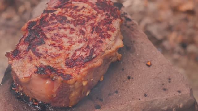 Стейк рибай на горячем камне Приготовление на природе с чесночным хлебом и копчёным виски смотреть онлайн