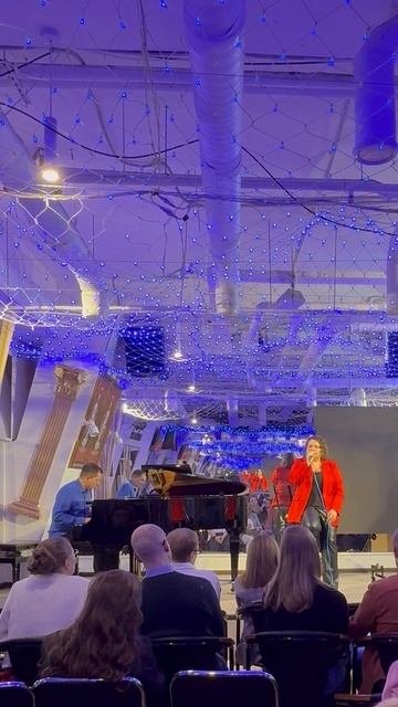 Анна Омельяненко поет кавер на А-Студио «Останусь». За роялем Виктор Смирнов